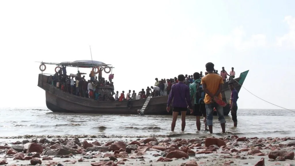 Bot pelarian rohingya terbalik