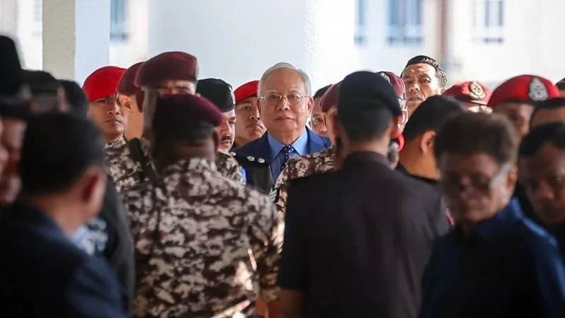 mahkamah tolak tahanan rumah bekas perdana menteri