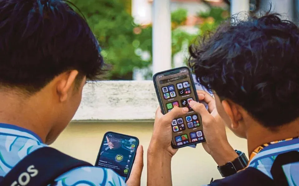 sekatan media sosial kanak-kanak